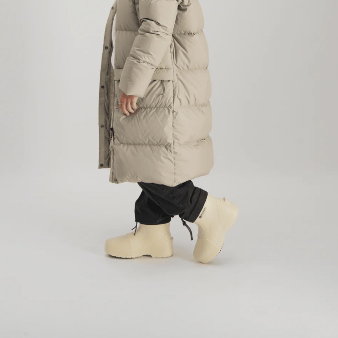 Botte d'hiver montante Fubuki pour adultes, dans la couleur beige avec une sangle noire au-dessus pour ajuster la largeur au mollet.