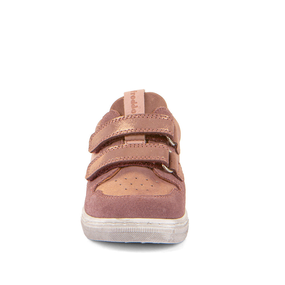 Basket pour enfants en bi-matière rose argentée, avec une étoile sur le côté, une semelle blanche et des attaches velcros.