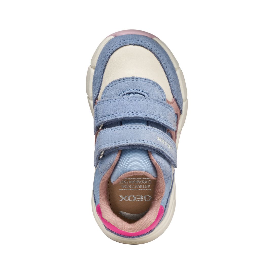Basket bleu et rose, en bi-matière, avec semelle blanche et fermeture velcro.