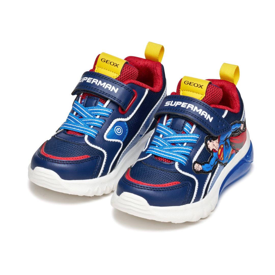 chaussure enfant colorée avec motif Superman, qui s’illumine à chaque pas.
