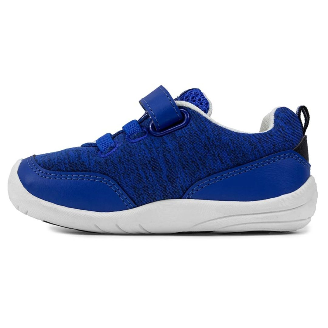 Basket bébé bleu avec velcro, lacets élastiques et semelle blanche.