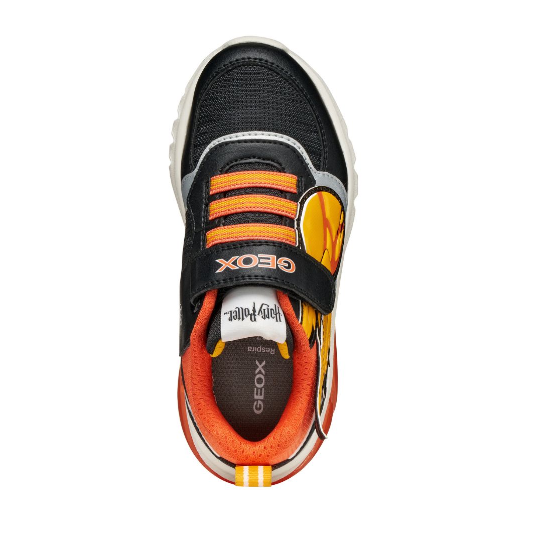 chaussure enfant noire et orange à l’effigie de Harry Potter, avec lumières qui s’allument en marchant.