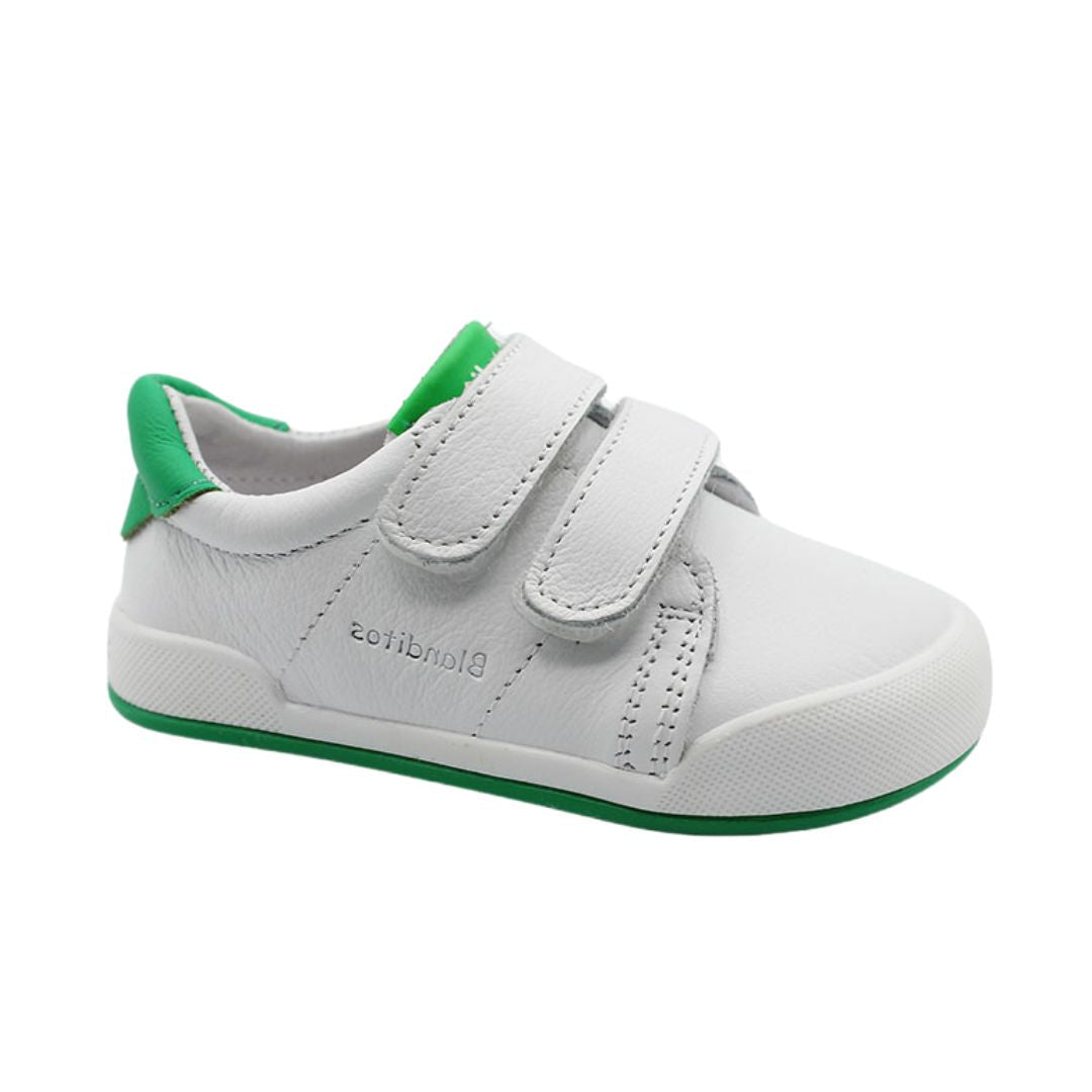 Souliers pour enfant, blancs avec une touche de vert et à velcro
