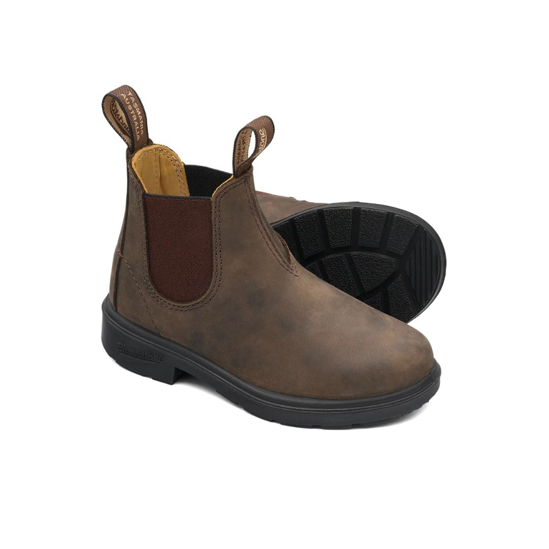 Botte pour enfants de chez Blundstone en brun rustique, avec la semelle noire.