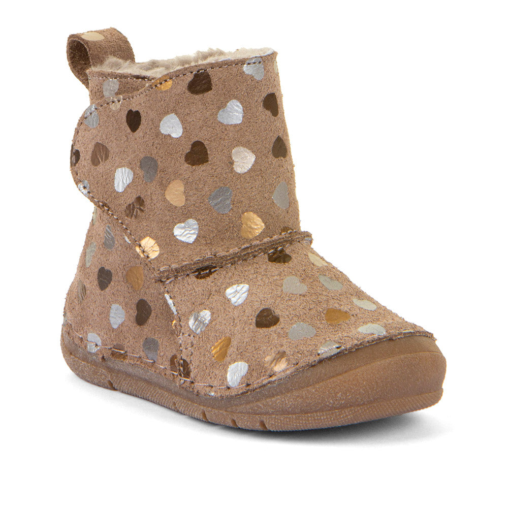 Botte d'hiver pour bébé brune de chez Froddo avec des coeurs argentés et une attache velcro.