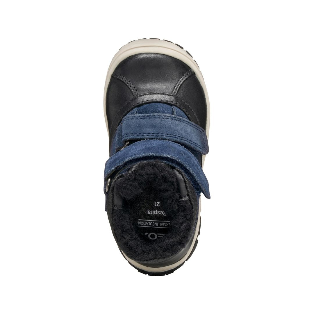 Botte pour enfants de chez Geox noire et marine imperméable avec l'intérieur rembouré et deux attaches velcros.
