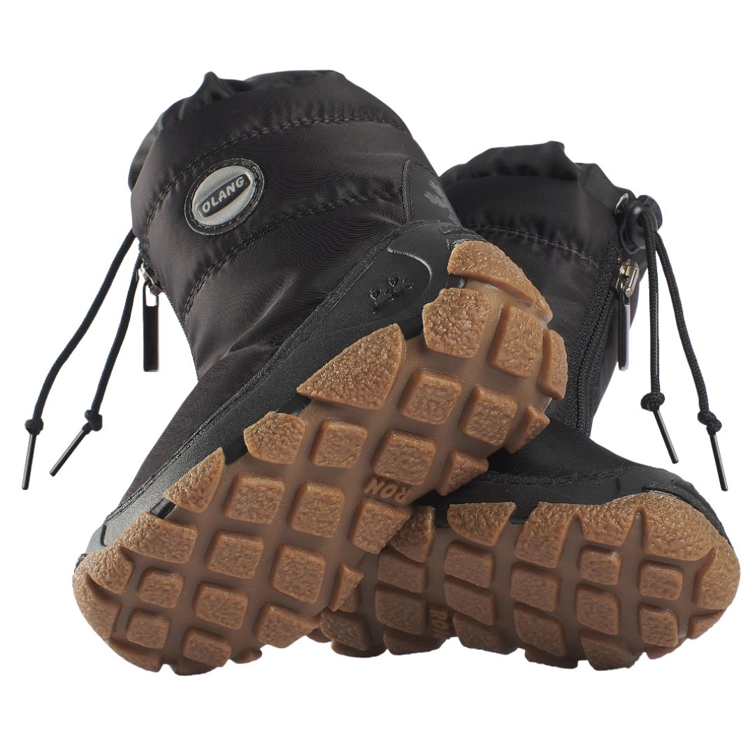 Botte montante noire pour enfant, au-dessus de la cheville, avec fermeture éclair et semelle brune.