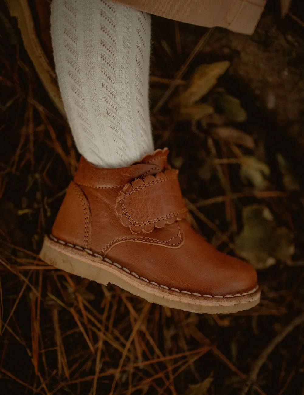 Petite bottine cognac avec fermeture velcro.