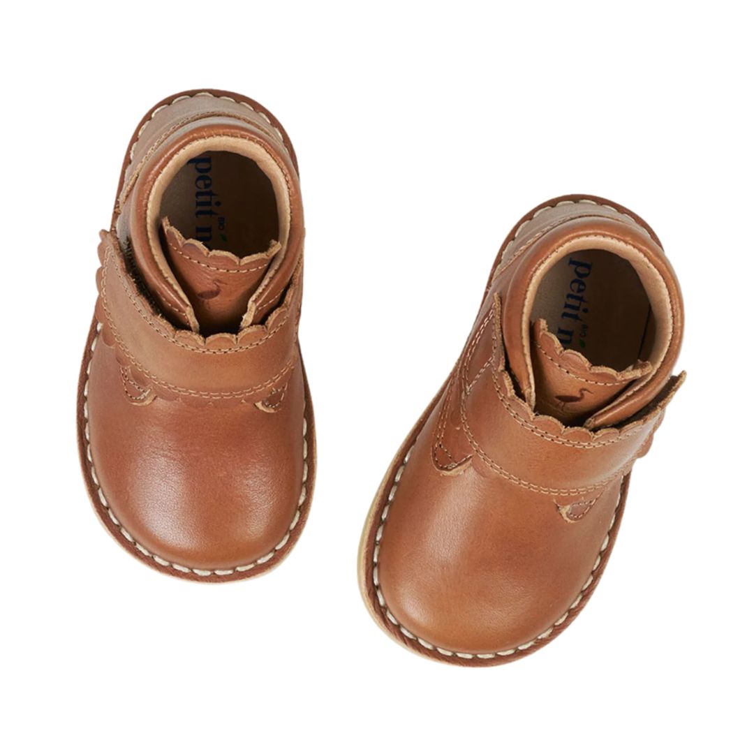 Petite bottine cognac avec fermeture velcro.