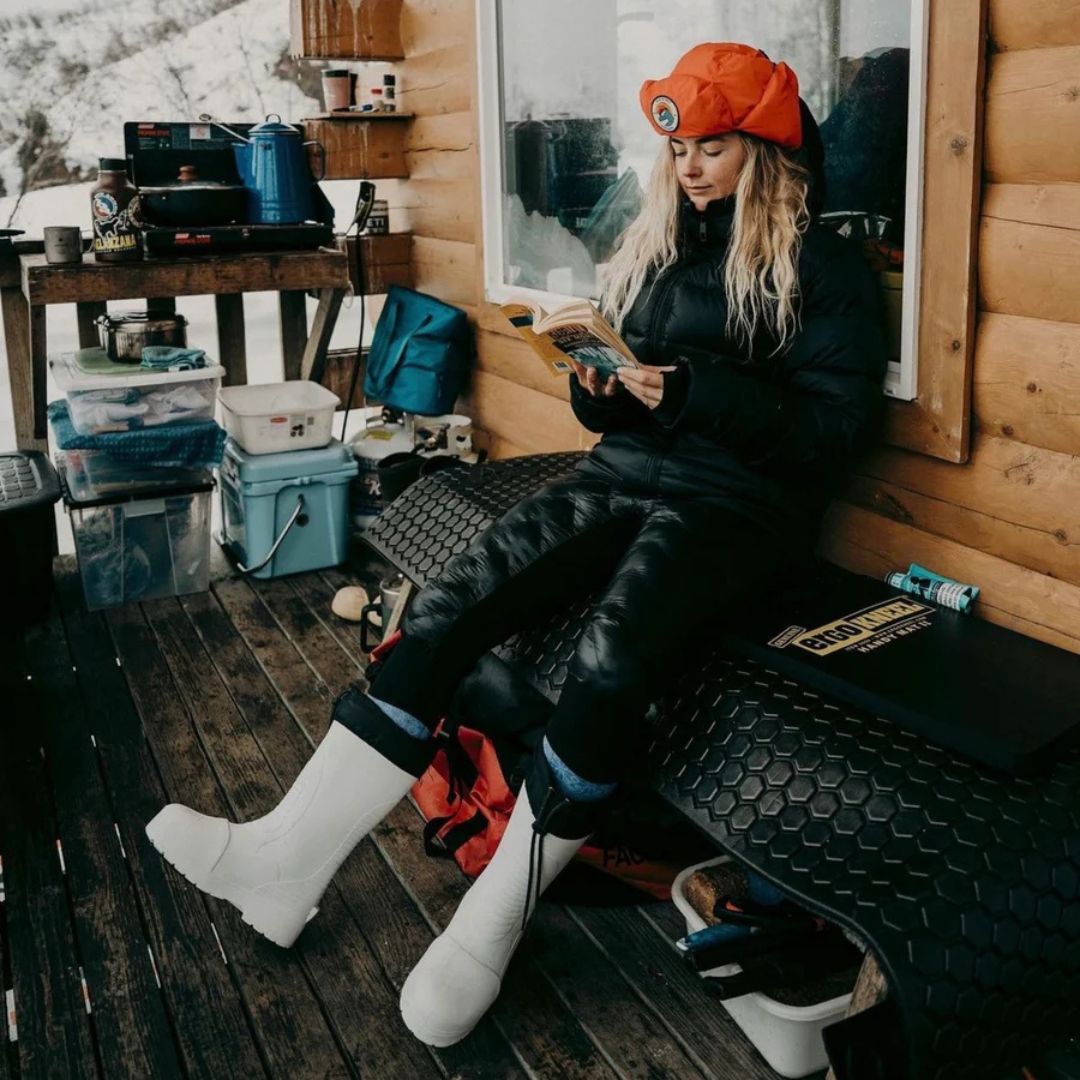 Botte d'hiver montante Fubuki pour adultes, dans la couleur beige avec une sangle noire au-dessus pour ajuster la largeur au mollet.