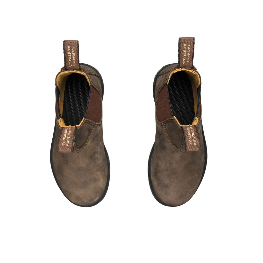 Botte pour enfants de chez Blundstone en brun rustique, avec la semelle noire.