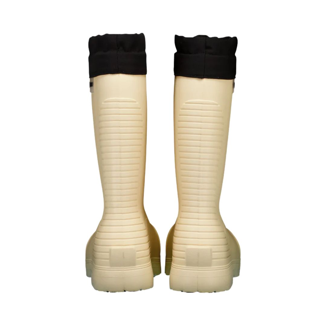 Botte d'hiver montante Fubuki pour adultes, dans la couleur beige avec une sangle noire au-dessus pour ajuster la largeur au mollet.
