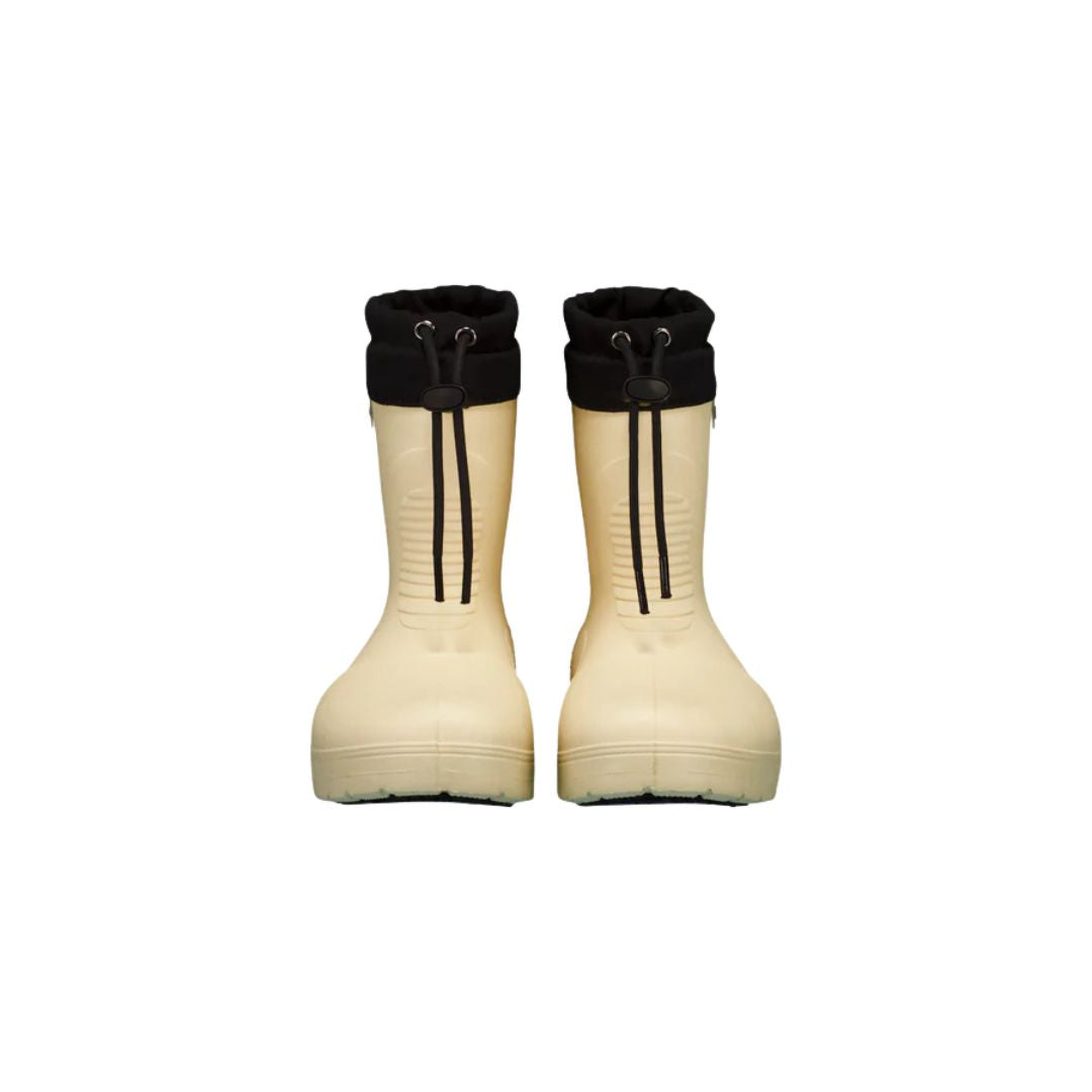 Botte d'hiver Fubuki pour les enfants, dans la couleur beige avec une sangle noire au-dessus pour ajuster la largeur au mollet.