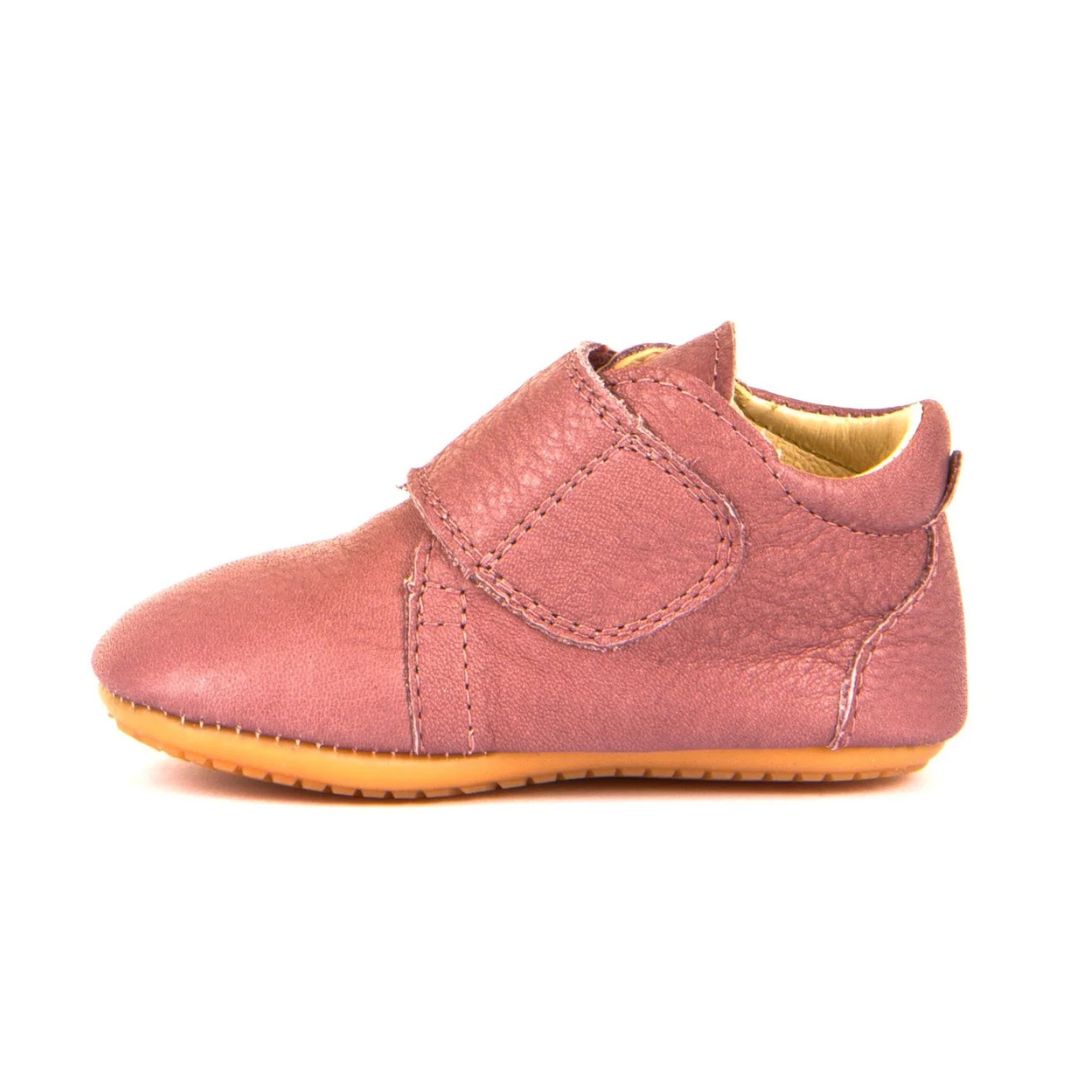Chausson bébé premiers pas Froddo en cuir rose foncé, avec semelle souple antidérapante et fermeture velcro sur le dessus.