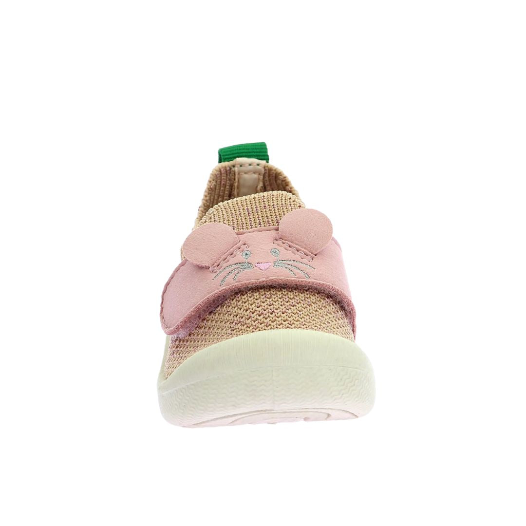 L'avant d'un chausson rose clair pour bébé de Kickers, avec bout renforcé. Petite souris sur le velcro.