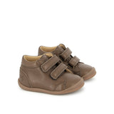 Chaussure pour enfants Pom d'Api en cuir nappa brun, avec des attaches velcros.