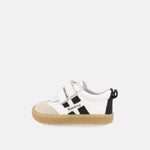 chaussure blanche avec bandes noires, inscription Blanditos sur le côté et semelle épaisse brune.