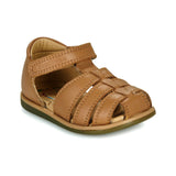 Sandale premiers-pas en cuir camel pour bébé, avec bout fermé et fermeture velcro.