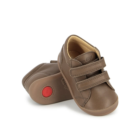 Chaussure pour enfants Pom d'Api en cuir nappa brun, avec des attaches velcros.