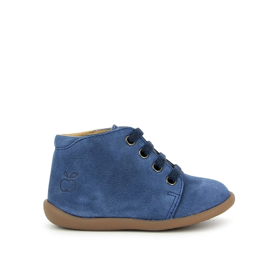 Bottine pour bébés Pom d'Api en cuir nubuck bleu jeans avec des lacets élastiques.