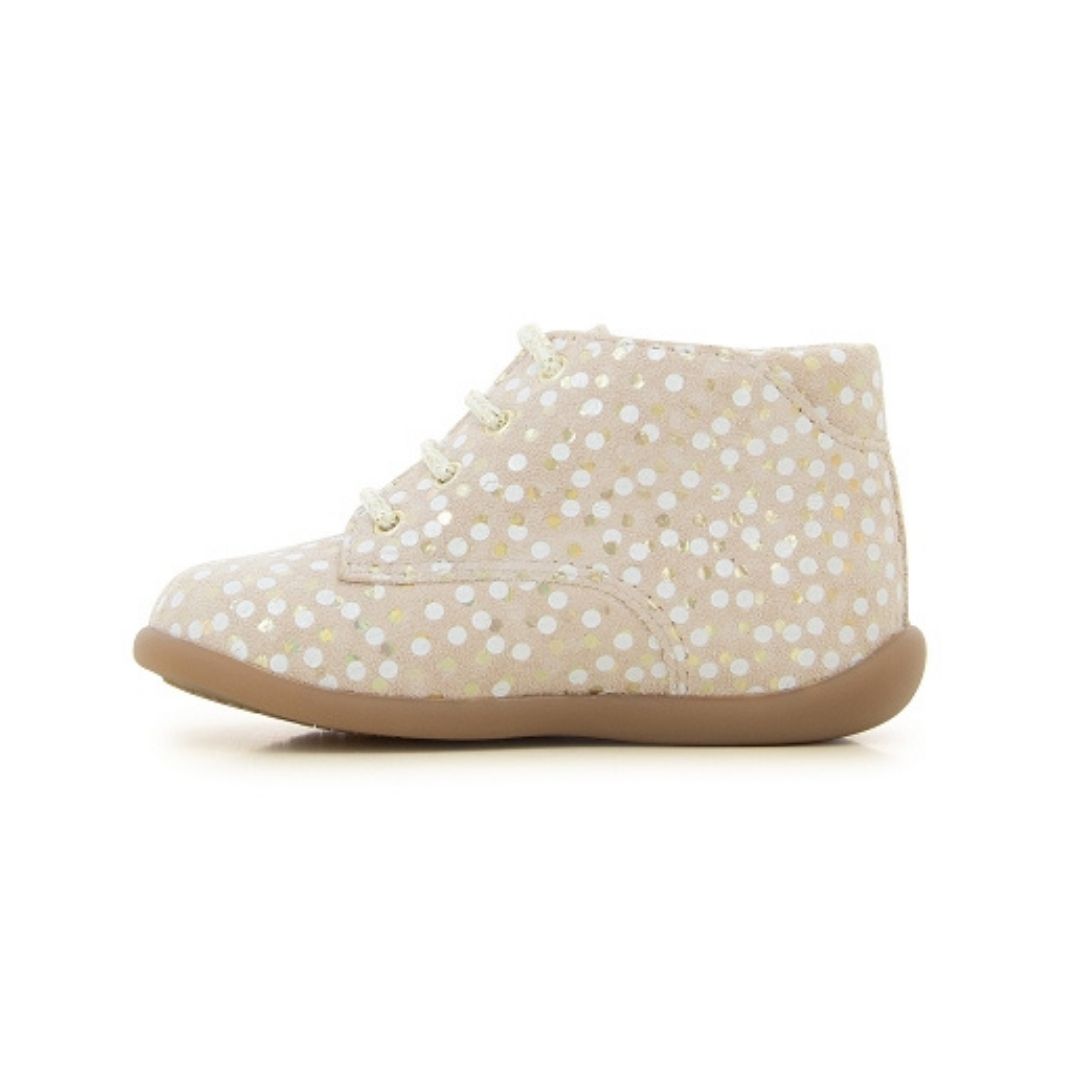 Chaussure pour bébé rose très clair avec petits pois blancs.