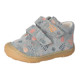 Chaussure premier pas Ricosta pour bébé gris fleuri, avec deux attaches velcros.