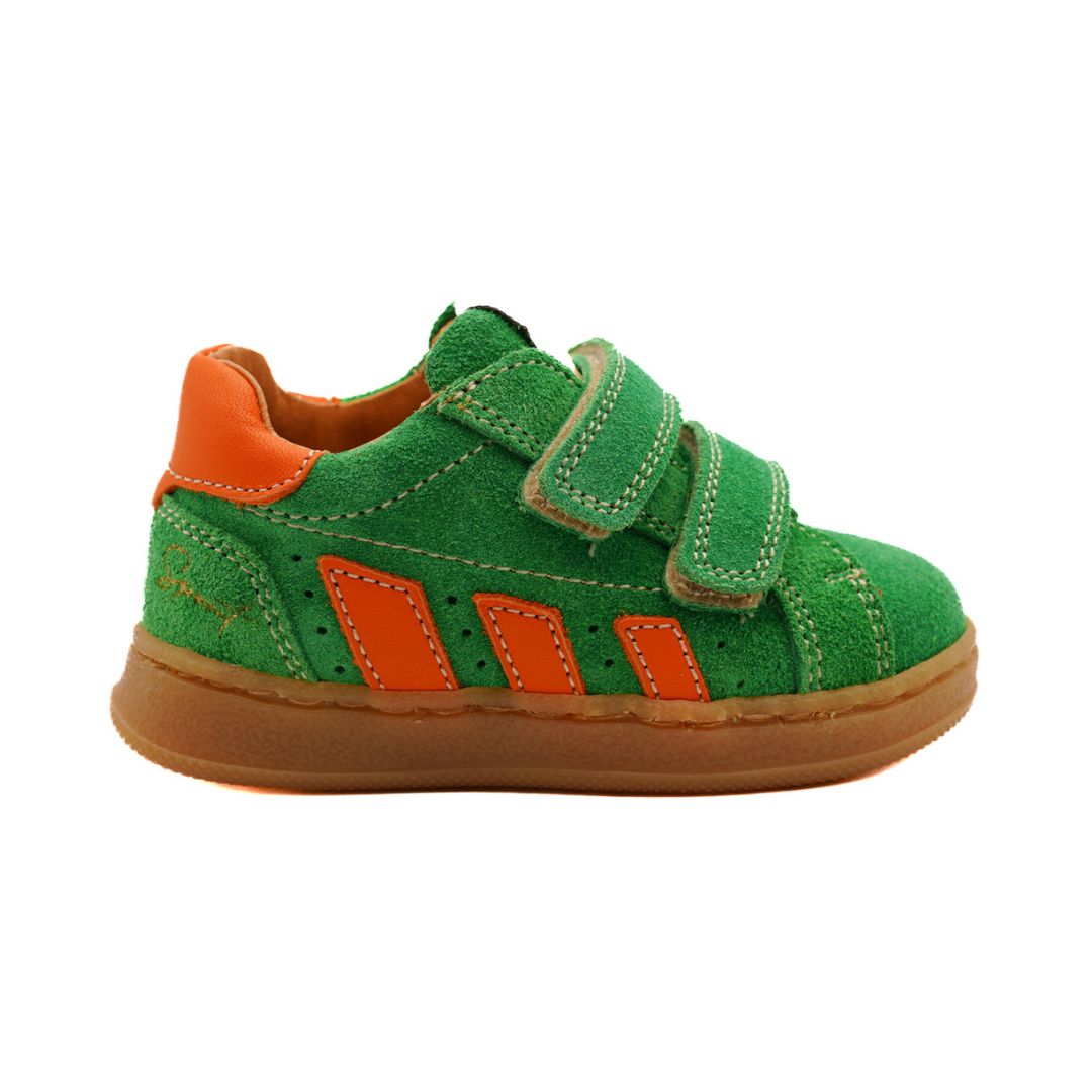 Chaussure pour enfant dans un beau vert et orange, avec velcro.