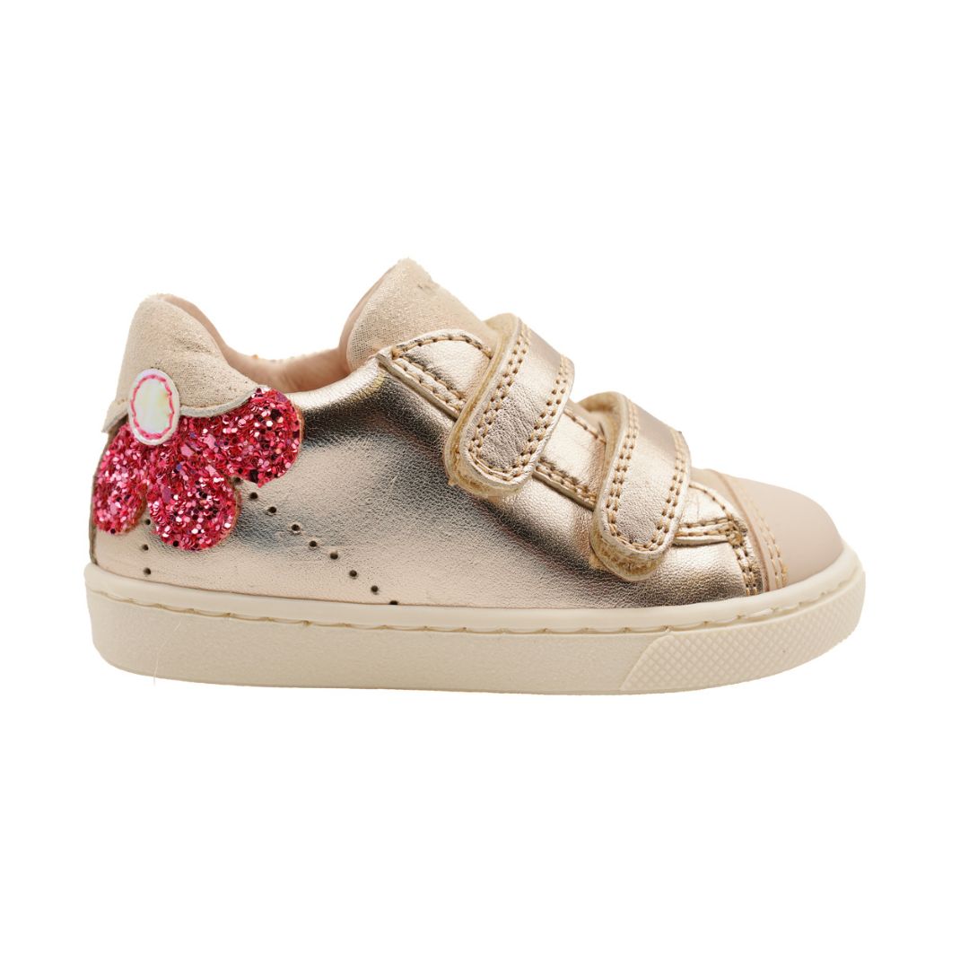 Chaussure pour enfant ivoire metallique, avec velcro, et une fleur brillante rose à l'arrière.
