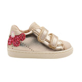 Chaussure pour enfant ivoire metallique, avec velcro, et une fleur brillante rose à l'arrière.