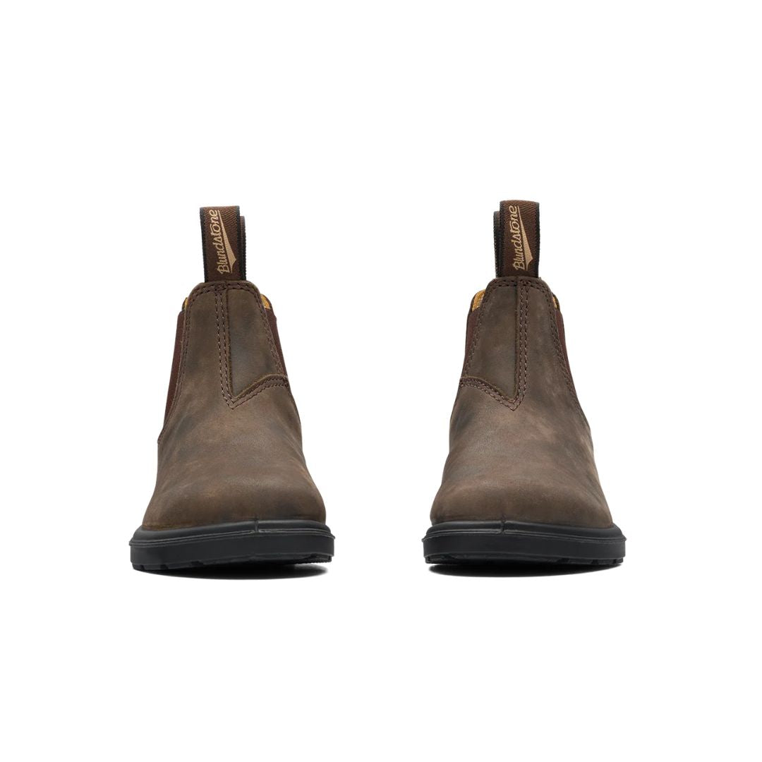 Botte pour enfants de chez Blundstone en brun rustique, avec la semelle noire.