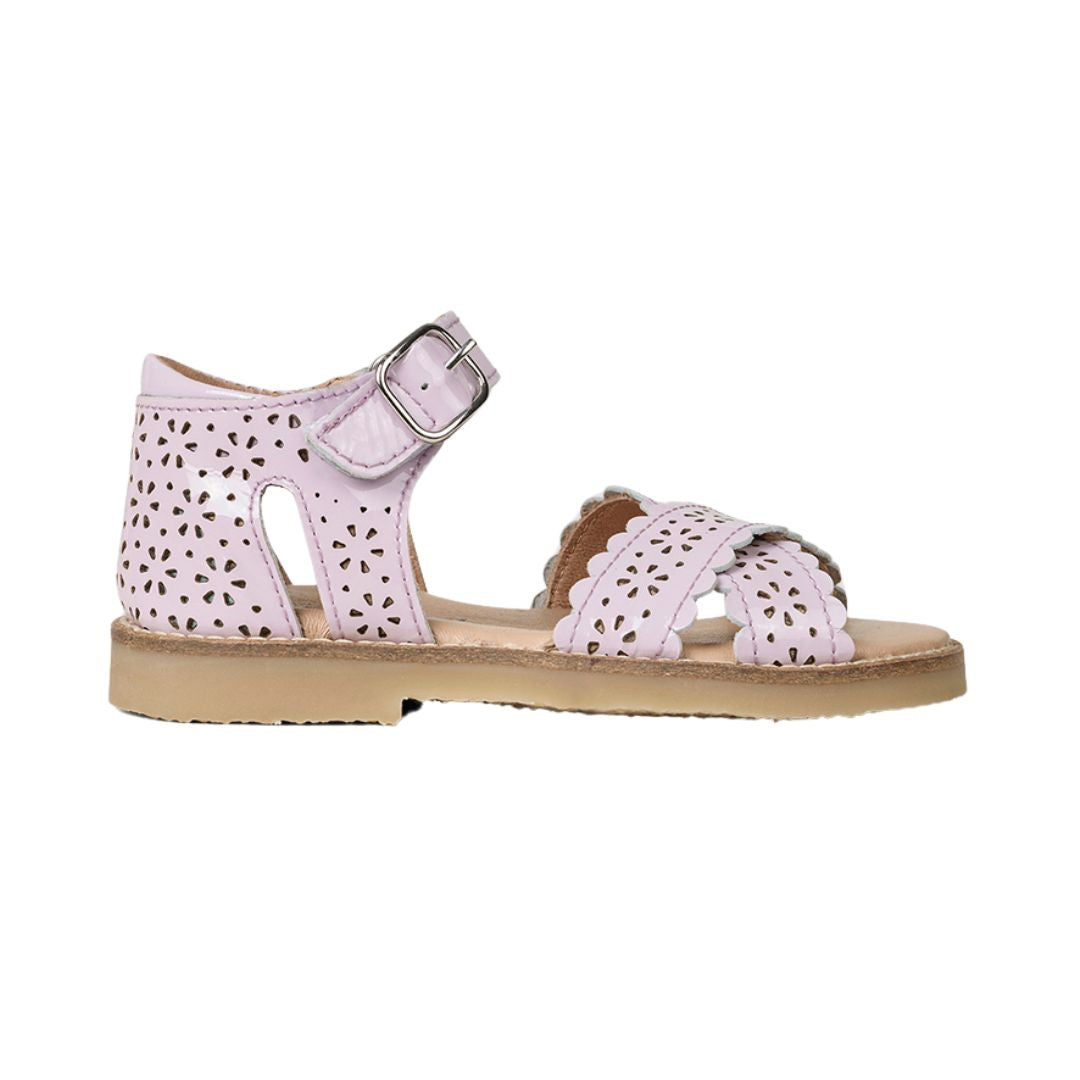 Sandale pour fille dans une belle couleur pastel lilas, avec des motifs épuré de fleurs et une attache velcro sous la boucle.