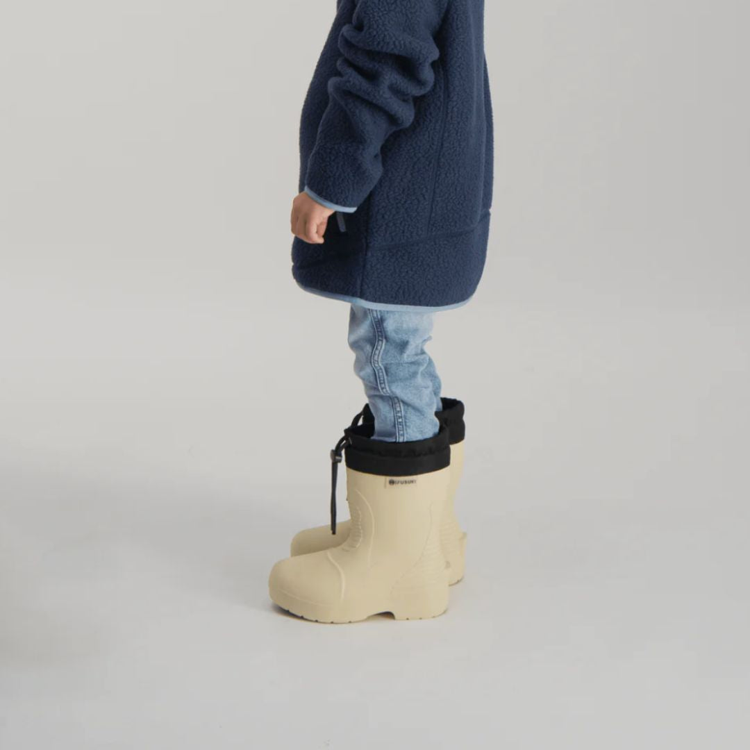 Botte d'hiver Fubuki pour les enfants, dans la couleur beige avec une sangle noire au-dessus pour ajuster la largeur au mollet.