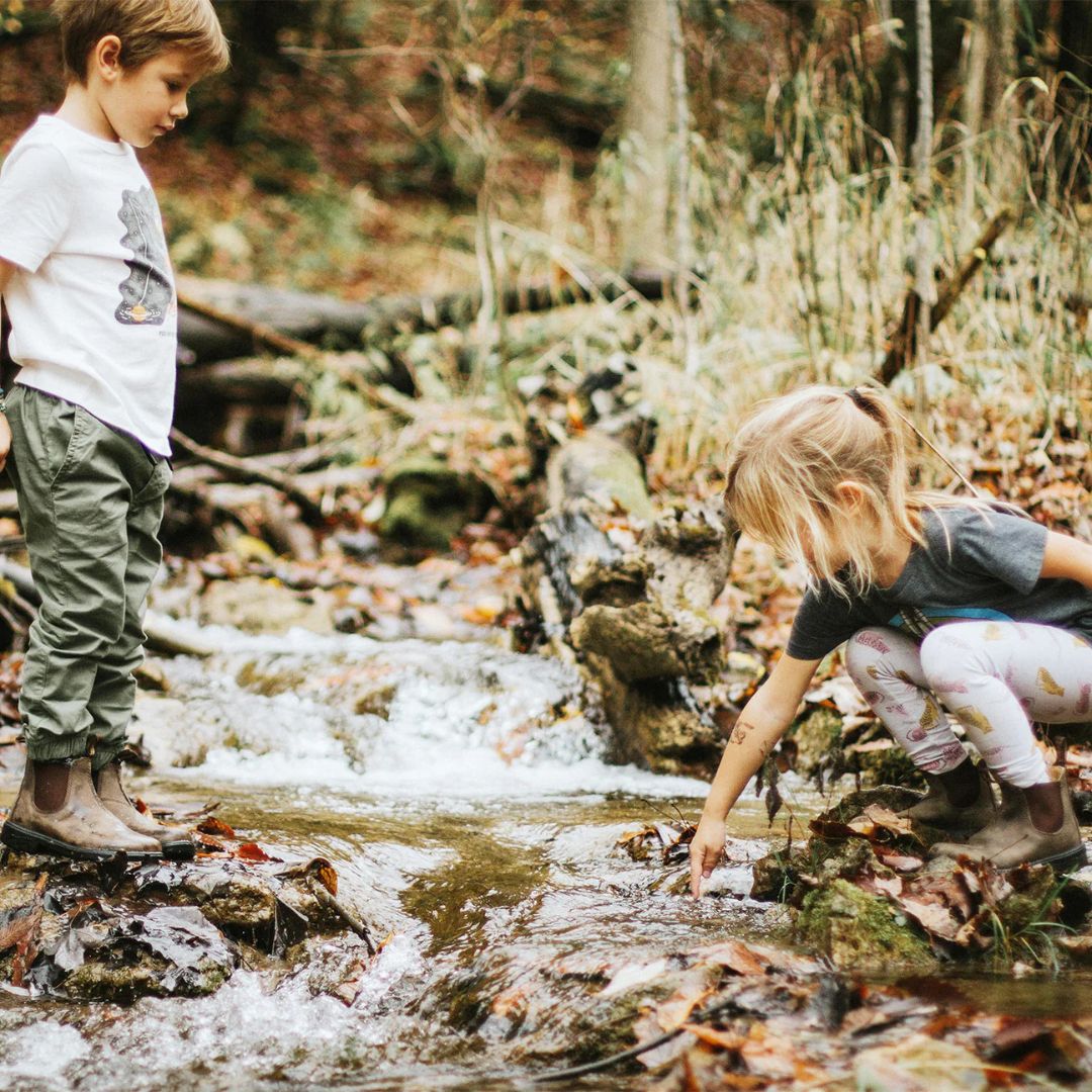 Bottes de chez Blundstone en brun rustique, avec la semelle noire, portées par des enfants.