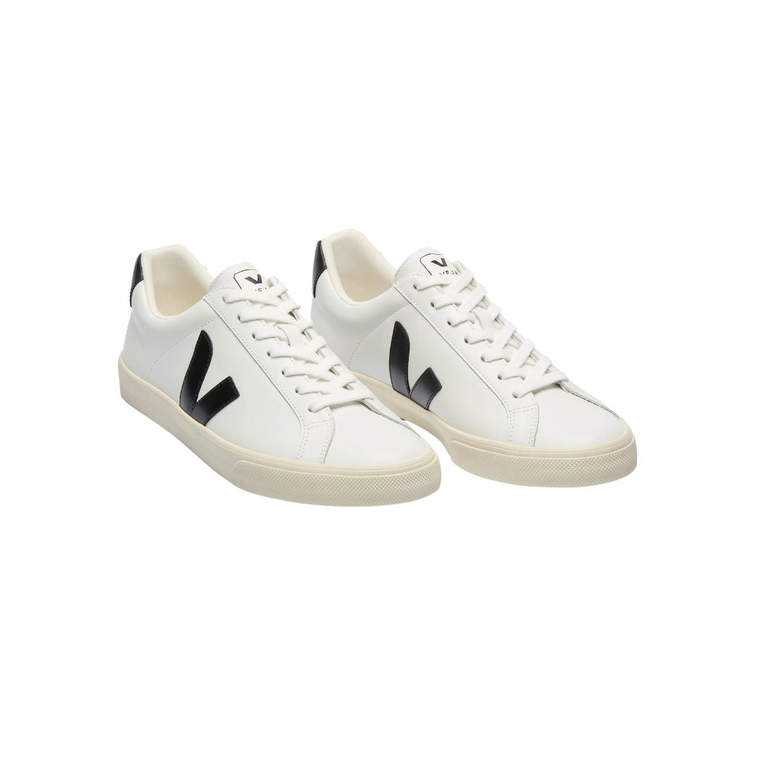 Chaussures Veja adulte modèle Esplar blanc et noir avec lacets, en cuir sans chrome.