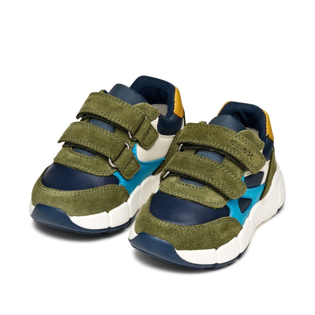 Basket bleu et vert, en bi-matière, avec semelle blanche et fermeture velcro.