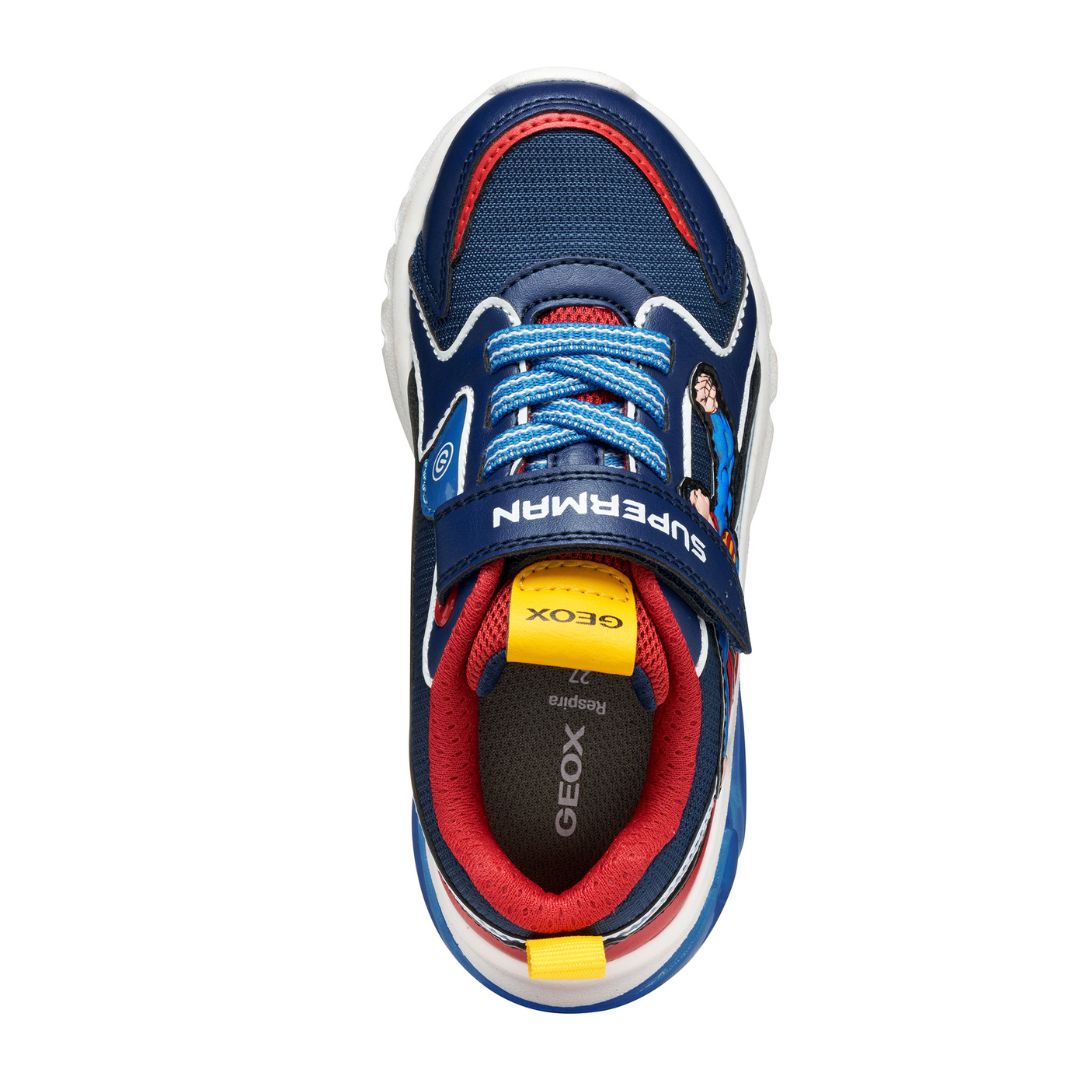 chaussure enfant colorée avec motif Superman, qui s’illumine à chaque pas.
