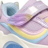Gros plan sur les détails d'une chaussure à lumière: des couleurs pastels, avec arc-en-ciel, détails de licorne