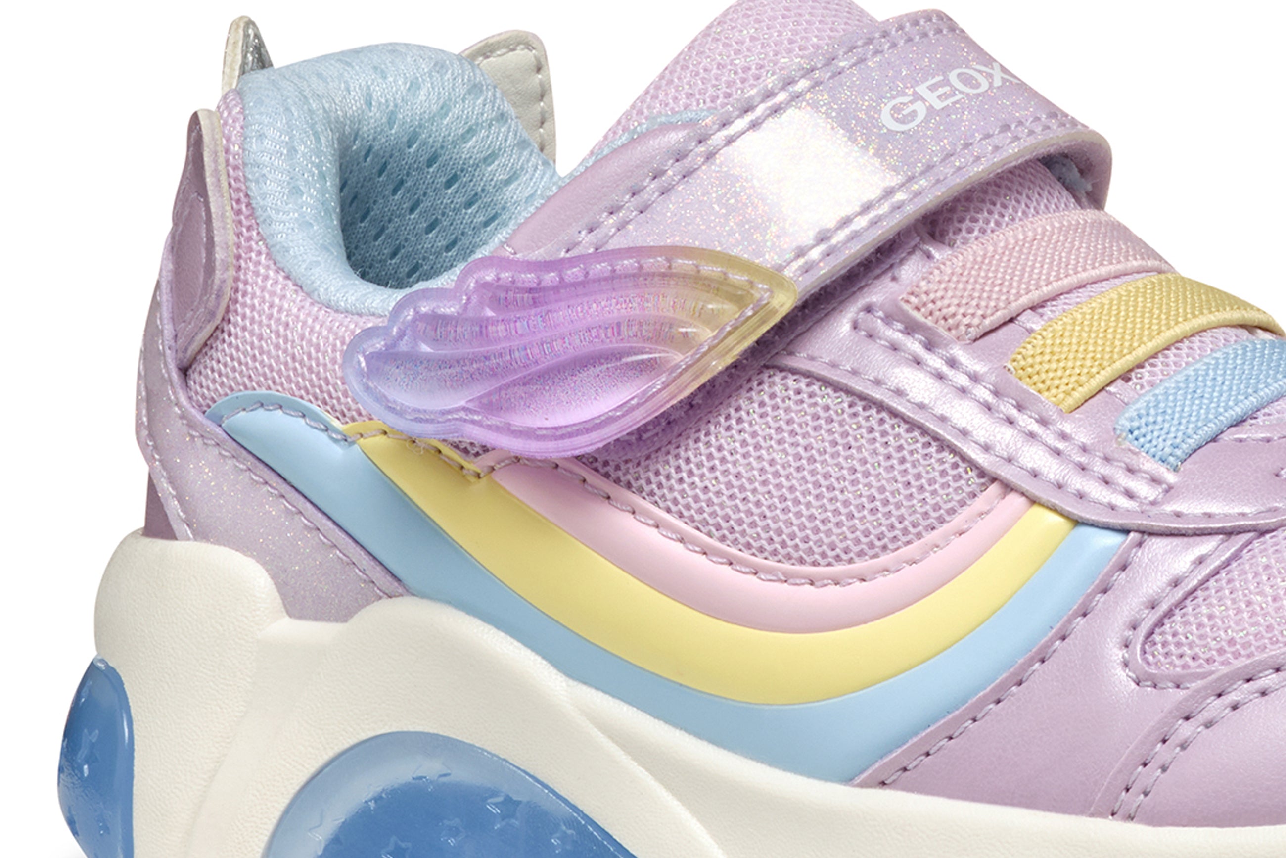 Gros plan sur les détails d'une chaussure à lumière: des couleurs pastels, avec arc-en-ciel, détails de licorne