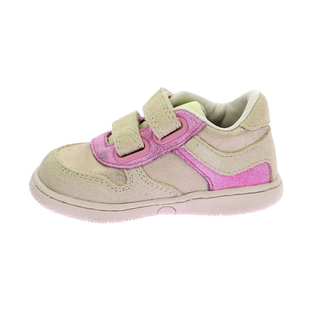 Chaussure pour enfant à velcro souple et tendance  dans une couleur sable avec une belle touche de rose.