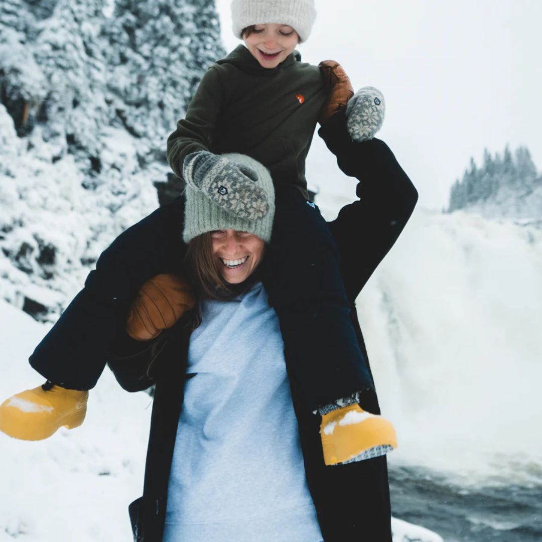 Botte d'hiver Fubuki pour les enfants, dans la couleur beige avec une sangle noire au-dessus pour ajuster la largeur au mollet.