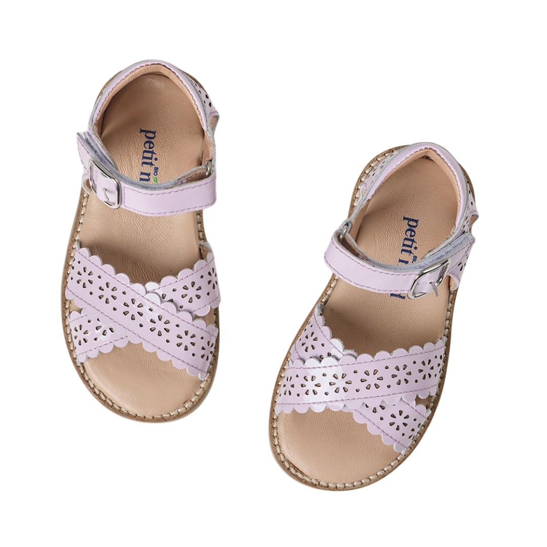 Sandale pour fille dans une belle couleur lilas, 100% cuir, attache velcro sous la boucle.