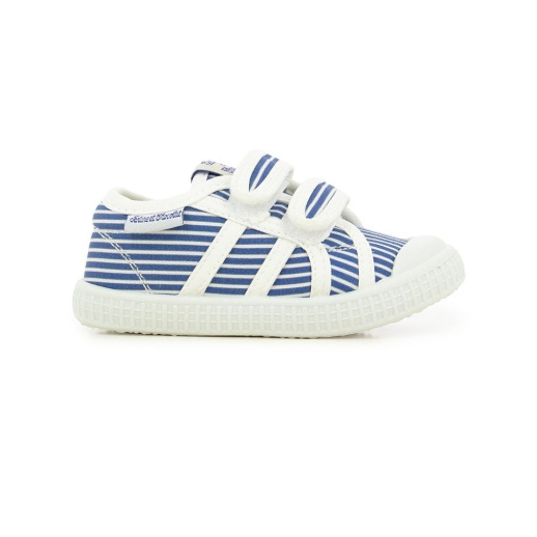 Paire de chaussure pour enfant en toile bleu et blanc, à velcro