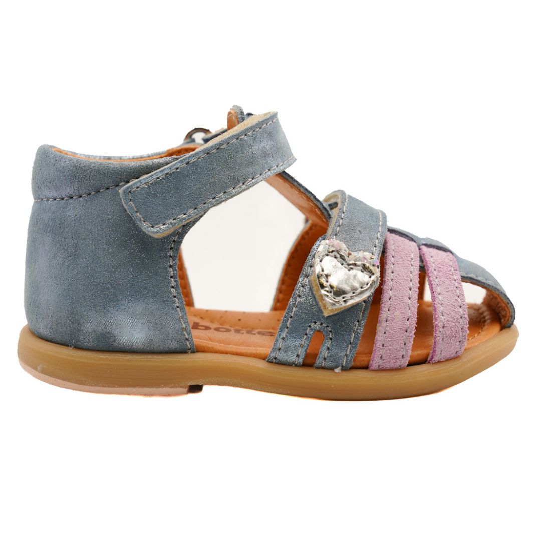 Sandale à bout fermé et attache velcro couleur bleu poudre et rose, avec un détail de coeur sur le côté.