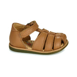 Sandale premiers-pas en cuir camel pour bébé, avec bout fermé et fermeture velcro.