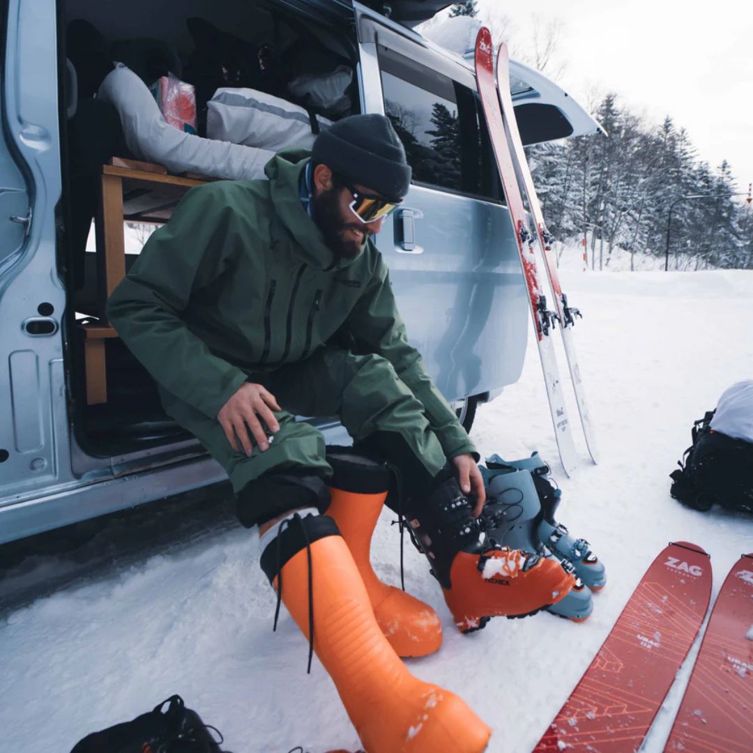 Botte d'hiver montante Fubuki pour adultes, dans la couleur beige avec une sangle noire au-dessus pour ajuster la largeur au mollet.