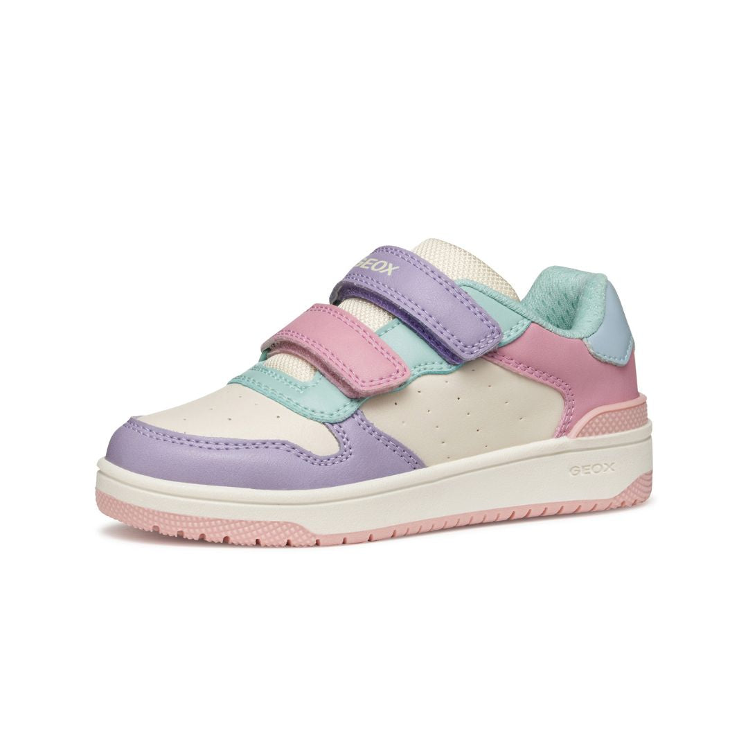 Chaussure pour enfants Geox multicolore rose, mauve et bleu, avec deux attaches velcros.