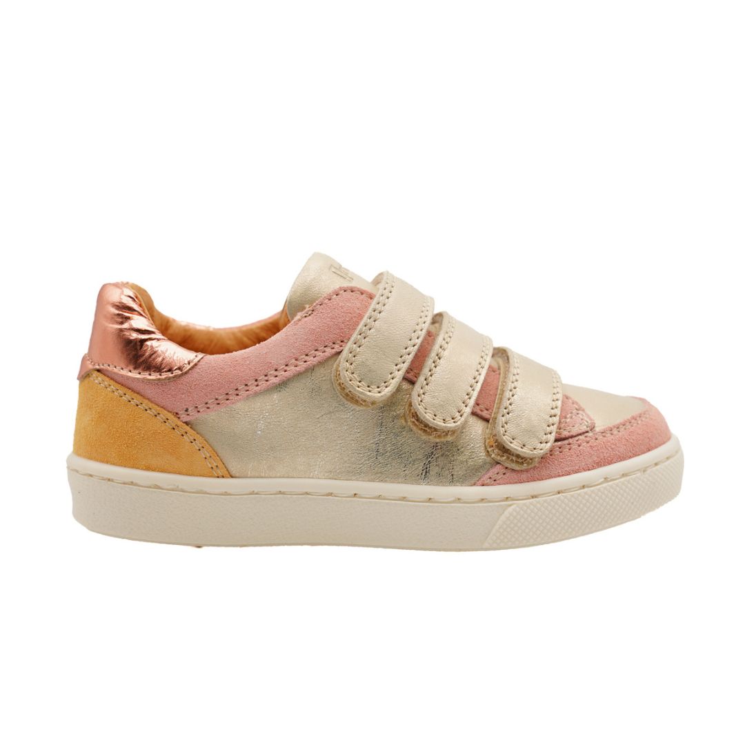 Sneaker pour enfant avec trois velcros, dans les tons de rose et dorée.