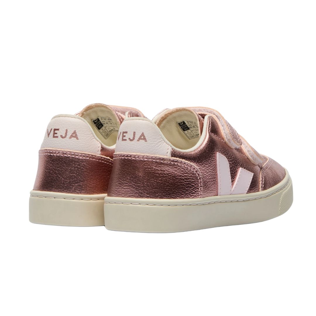 Chaussure enfant rose métallique, avec deux velcros et semelle blanche.