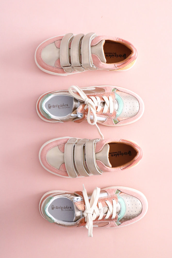 Des chaussures dans des teintes roses et cuivre pour filles, modèles à lacets et velcro.