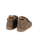 Chaussure pour enfants Pom d'Api en cuir nappa brun, avec des attaches velcros.